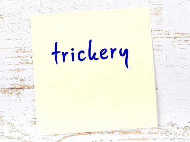 Tahta duvardaki sarı yapışkan notta el yazısı hilesi var.