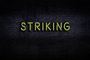 Geceleri duvarda neon levhası var. Yazı vurucu