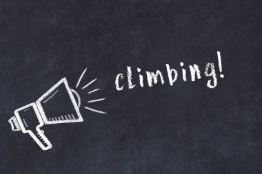 Hoparlör çizimi ve yazıt tırmanışı olan siyah karatahta