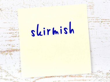 Tahta duvardaki sarı yapışkan notta el yazısıyla yazılmış çarpışma yazısı var.