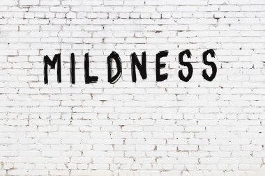 Beyaz tuğla duvara siyah boya ile yazılmış hafif yazılar..