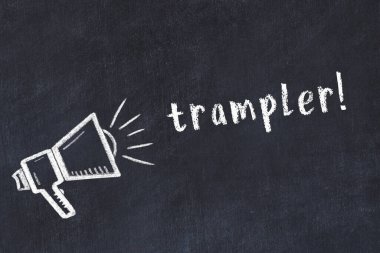 Hoparlör çizimli siyah karatahta ve yazıt gezgini