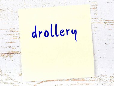 Soytarılığı hatırlatma kavramı. Tahta duvarda üzerinde yazı olan sarı yapışkan kağıt.