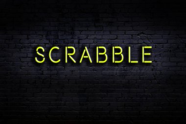 Geceleri duvarda neon levhası var. Yazı karakteri