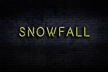 Geceleri duvarda neon levhası var. Yazılı kar yağışı
