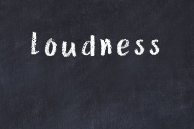 Tebeşir el yazısıyla yazılmış yazı, siyah masada gürültülü.