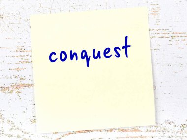 Fetih hakkında hatırlatma kavramı. Tahta duvarda üzerinde yazı olan sarı yapışkan kağıt.