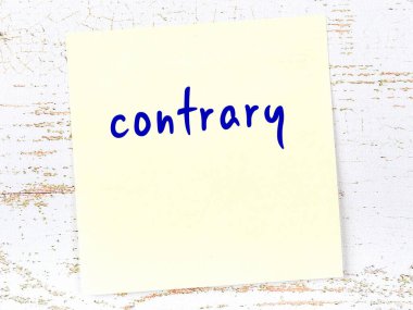 Aksini hatırlatma kavramı. Tahta duvarda üzerinde yazı olan sarı yapışkan kağıt.