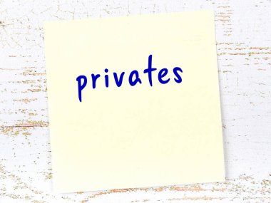 Tahta duvardaki sarı yapışkan notta el yazısıyla yazılmış özel yazılar var.