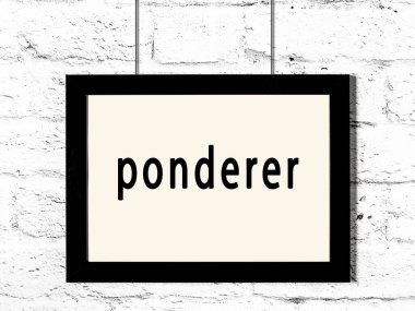 Siyah ahşap çerçeve ve beyaz tuğla duvarda asılı duran yazı meraklısı. 