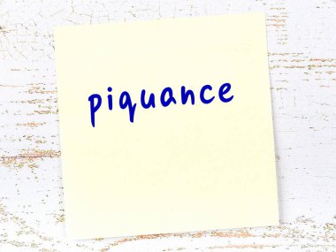 İnce ayrıntıları hatırlatma kavramı. Tahta duvarda üzerinde yazı olan sarı yapışkan kağıt.