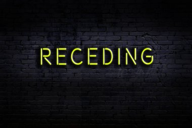 Geceleri duvarda neon levhası var. Yazı geri çekiliyor