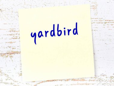 Yardbird 'ü hatırlatma kavramı. Tahta duvarda üzerinde yazı olan sarı yapışkan kağıt.