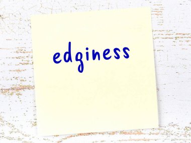 Tahta duvarda, el yazısıyla yazılmış kenar yazısıyla sarı yapışkan bir not.