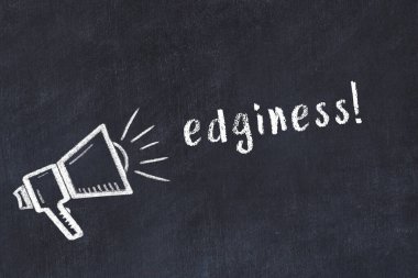 Hoparlör çizimi ve yazı köşesi olan siyah karatahta.