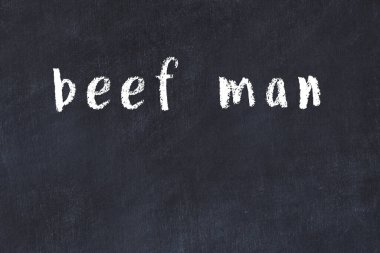 Üzerinde el yazısıyla sığır eti olan üniversite yazı tahtası.