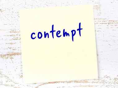 Saygısızlığı hatırlatma kavramı. Tahta duvarda üzerinde yazı olan sarı yapışkan kağıt.