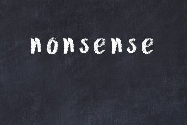 Tebeşir elle yazılmış yazı saçmalığı siyah masada.