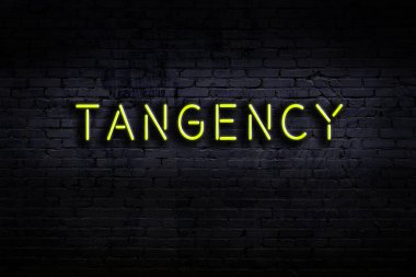 Tuğla duvara yazılı neon levhası. Gece görünümü