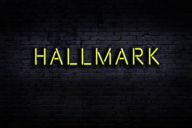 Geceleri duvarda neon levhası var. Yazı karakteristiği