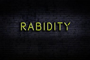 Geceleri duvarda neon levhası var. Yazı kuduzu