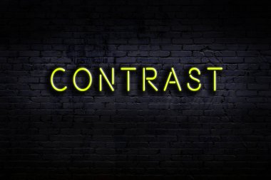 Geceleri duvarda neon levhası var. Yazı karşıtlığı