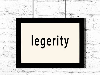 Beyaz tuğla duvara asılmış siyah ahşap çerçeve. 