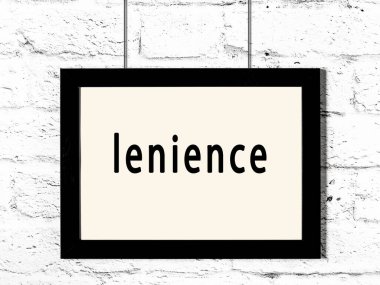 Beyaz tuğla duvarda asılı siyah ahşap çerçeve. 