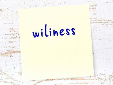 Tahta duvardaki sarı yapışkan notta el yazısıyla yazılmış vahşilik var.