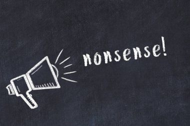 Hoparlör çizimi ve yazı saçmalığı olan siyah karatahta.