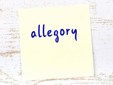 Alegori hakkında hatırlatma kavramı. Tahta duvarda üzerinde yazı olan sarı yapışkan kağıt.