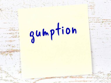 Cesaret hakkında hatırlatma kavramı. Tahta duvarda üzerinde yazı olan sarı yapışkan kağıt.