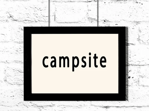 Cadre Bois Noir Avec Inscription Camping Accroché Mur Briques Blanches — Photo