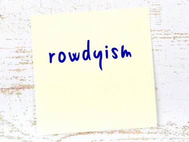 Kabadayılığı hatırlatma kavramı. Tahta duvarda üzerinde yazı olan sarı yapışkan kağıt.