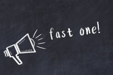 Hoparlör çizimi olan siyah karatahta ve hızlı bir yazı.