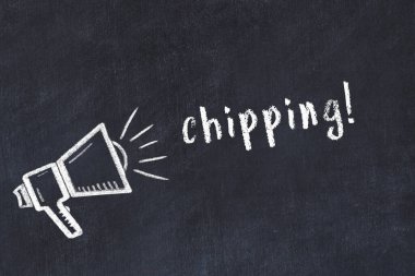 Hoparlör çizimi ve yazı yongası olan siyah karatahta