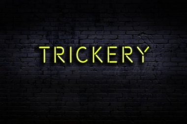 Duvarda yazı hilesi olan neon tabela. Gece görünümü