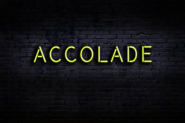 Geceleri duvarda neon levhası var. Yazı karakteri