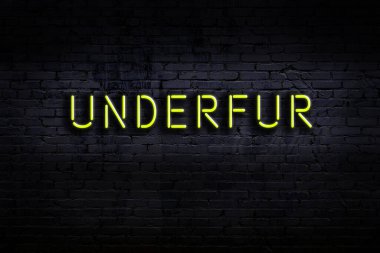Tuğla duvara karşı kürkün altında yazılı olan neon tabela. Gece görünümü