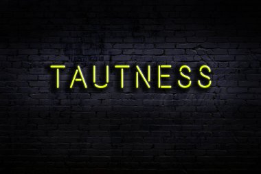 Geceleri duvarda neon levhası var. Yazı gerginliği