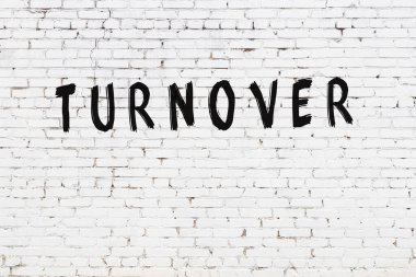 Siyah boyayla el yazısıyla yazılı beyaz tuğla duvar.