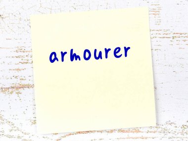 Silahtarı hatırlatma kavramı. Tahta duvarda üzerinde yazı olan sarı yapışkan kağıt.