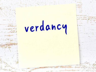Veryans hakkında hatırlatma kavramı. Tahta duvarda üzerinde yazı olan sarı yapışkan kağıt.