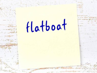 Tekneyi hatırlatma kavramı. Tahta duvarda üzerinde yazı olan sarı yapışkan kağıt.