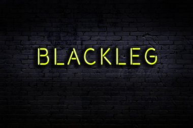 Geceleri duvarda neon levhası var. Yazı tahtası