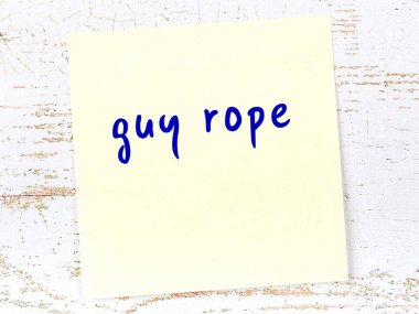 Tahta duvardaki sarı yapışkan notta el yazısıyla yazması adam ipi var.