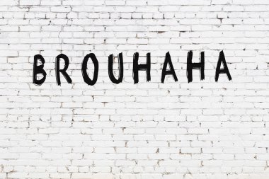 Yazılı beyaz tuğla duvar siyah boyalı el yazısı.