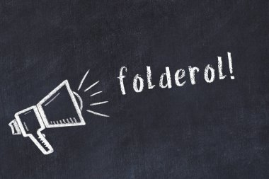 Hoparlörün tebeşir çizimi ve siyah masanın üzerine el yazısıyla yazılmış yazı klasörü