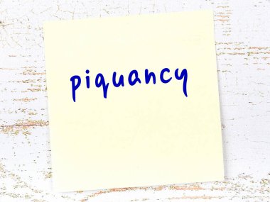 Tahta duvarda el yazısıyla yazılmış sarı yapışkan bir not var.