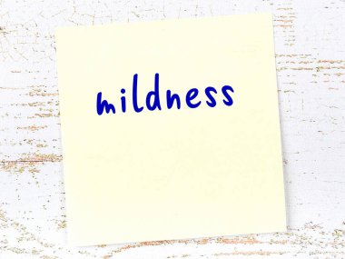 Tahta duvardaki sarı yapışkan notta el yazısıyla yazılmış yumuşaklık var.